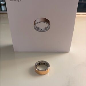 Oura Ring 4 in Elegant Gold and Silver